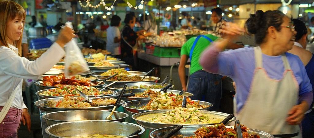 Marknad med mat i Thailand